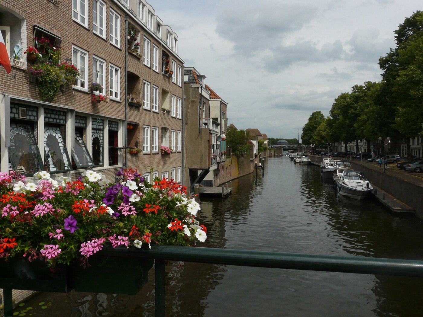 De Vismarkt aan het water in Gorinchem, met terrassen en de Grote Kerk op de achtergrond