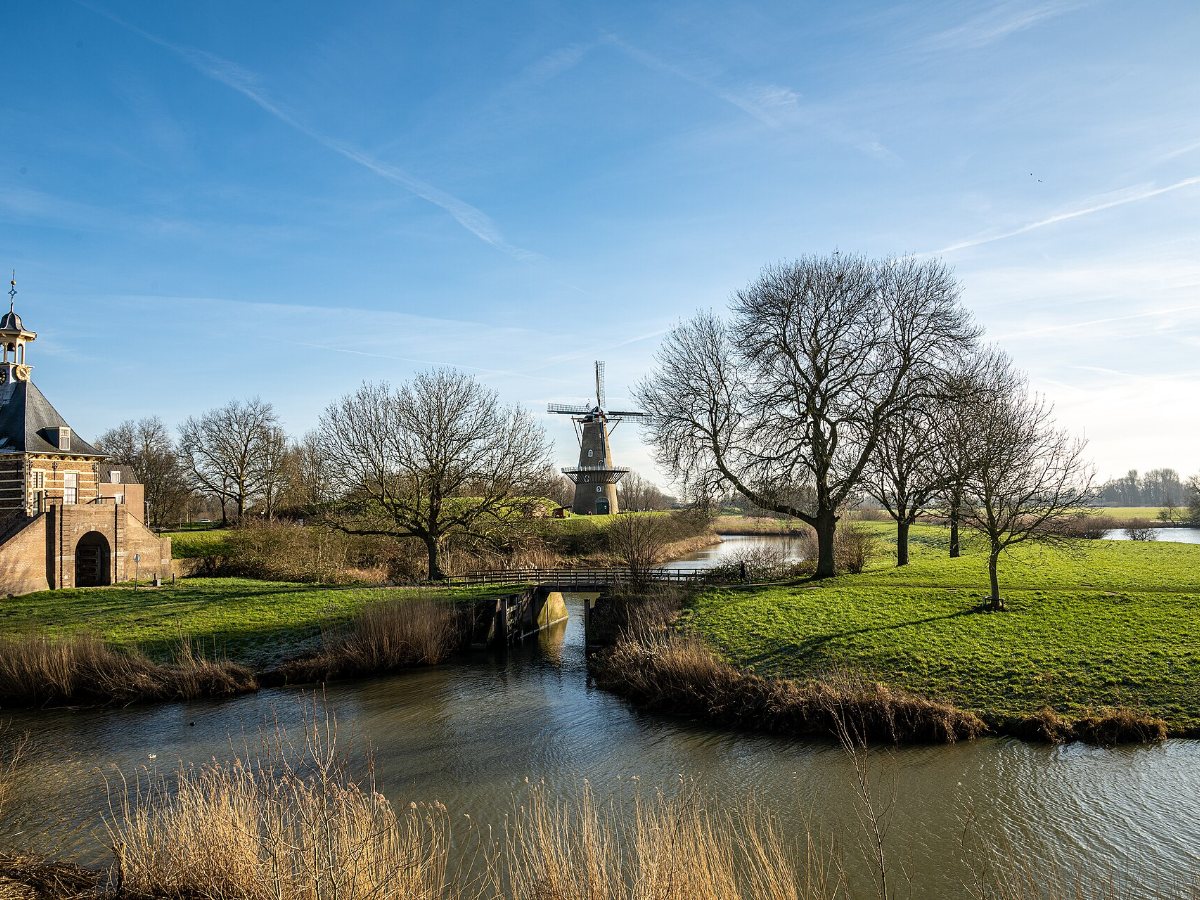 De Grote Kerk en het kasteel van Gorinchem weerspiegeld in het water